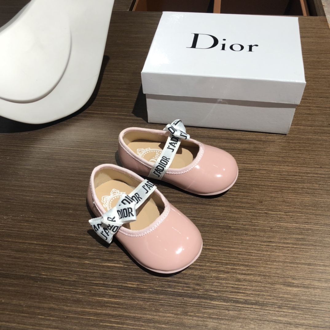 Children's shoes child
